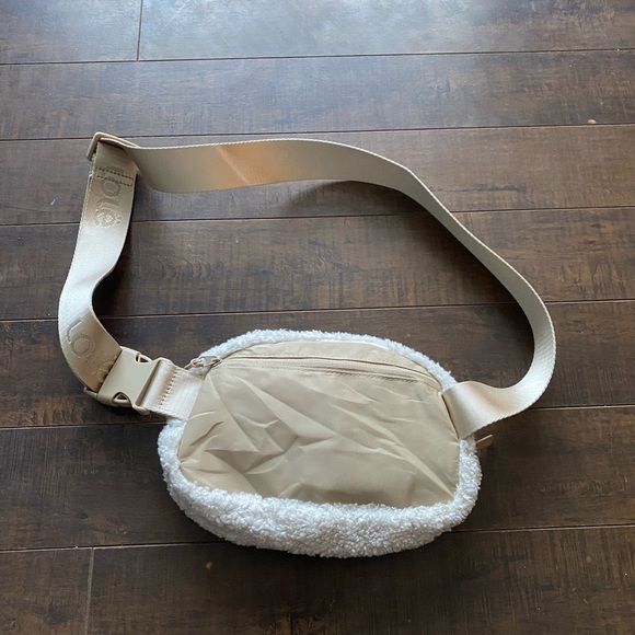 Lole Beige Sherpa Crossbody bag - Picture 8 of 12